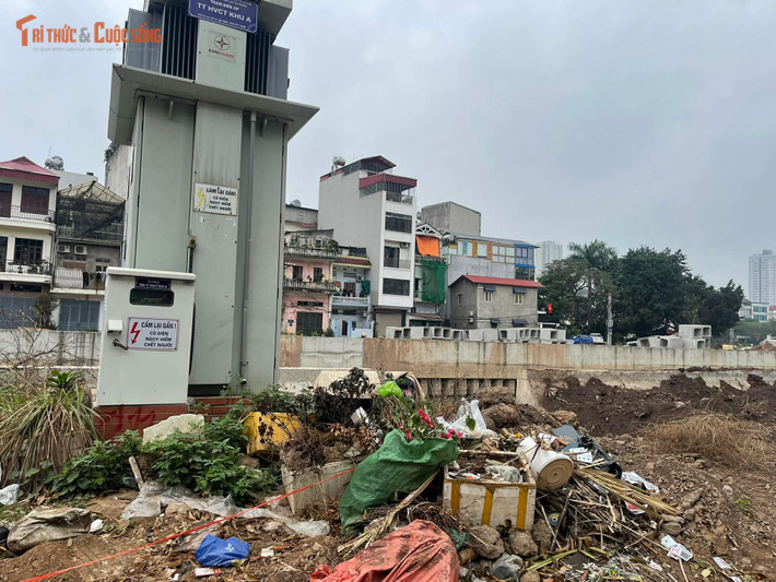 Việc một công trình được kỳ vọng cải thiện hạ tầng và môi trường đô thị Hà Nội lại rơi vào tình trạng đình trệ kéo dài khiến dư luận không khỏi băn khoăn khi trách nhiệm thuộc về ai, liệu nhà thầu có đủ năng lực thi công. Đồng thời, người dân cũng không khỏi nghi ngờ về công tác giám sát, quản lý của chủ đầu tư và các cơ quan chức năng có đang được thực hiện một cách hiệu quả.