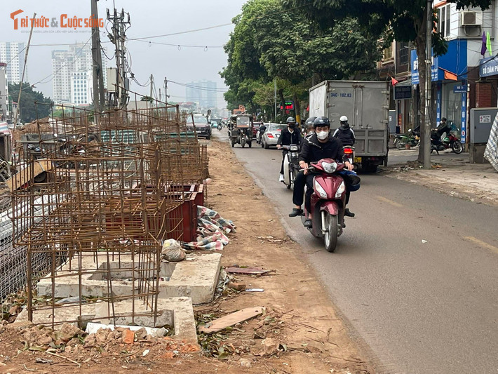 Tuyến đường Ngô Quyền vốn đã chật hẹp, nay càng bị thu hẹp khi một phần mặt đường bị chiếm dụng để phục vụ thi công. Xe xúc, thiết bị cơ giới án ngữ sát mép đường, vật liệu xây dựng tràn ra lối đi khiến các phương tiện phải len lỏi khó khăn, giao thông thường xuyên ùn ứ vào các khung giờ cao điểm.