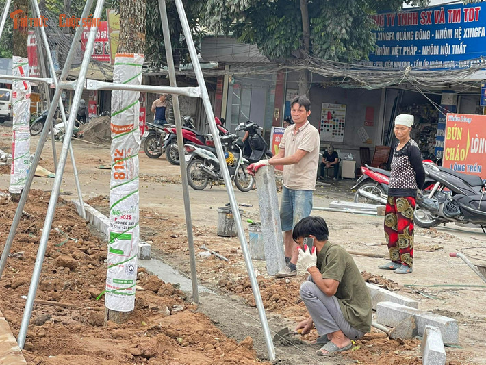 Một số đoạn vỉa hè đang trong quá trình hoàn thiện những công đoạn cuối. Công nhân chia ca thi công liên tục, tập trung lát đá, lắp đặt dải phân cách và chỉnh trang hệ thống cây xanh.