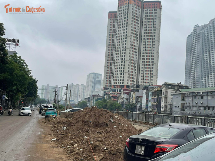 Những đống đất được đơn vị thi công tập kết mép đường, gây cản trở giao thông, gây ô nhiễm môi trường, mất mỹ quan đô thị. Theo tìm hiểu, dự án xây dựng kênh La Khê và đường giao thông hai bên bờ kênh là một trong những dự án hạ tầng quan trọng, nhằm cải thiện hệ thống thoát nước, giảm ngập úng và nâng cấp cảnh quan đô thị khu vực. Tuy nhiên, với cách thức tổ chức thi công như hiện nay, mục tiêu tốt đẹp của dự án đang bị lu mờ bởi những hệ lụy trước mắt.