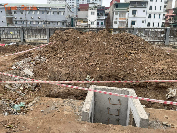 Một trong những nguy cơ lớn nhất hiện nay là tình trạng các hố ga, hố cống không được che chắn đầy đủ. Nhiều nắp ga bị vỡ hoặc mất nắp hoàn toàn, để lộ miệng hố sâu ngay sát lề đường. Có vị trí chỉ được che đậy tạm bợ bằng vài cành cây hoặc dây chằng sơ sài, gần như không có tác dụng cảnh báo. Hố ga không được che chắn bảo vệ, ban ngày còn dễ nhận biết, nhưng khi đêm xuống, ánh sáng yếu khiến người tham gia giao thông khó phát hiện, tiềm ẩn nguy cơ sụt ngã, tai nạn bất cứ lúc nào.