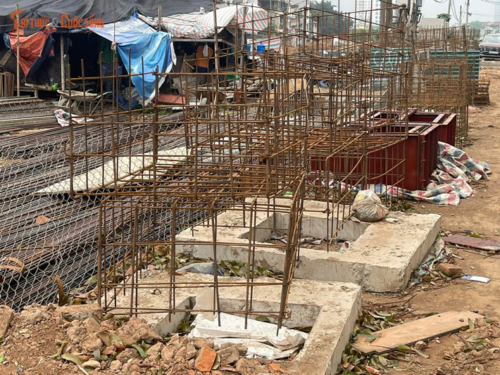 Không dừng lại ở việc tập kết vật liệu thiếu an toàn, quá trình thi công còn diễn ra một cách thiếu kiểm soát. Công nhân đưa các thiết bị sắt thép ra sát mép đường để thi công ngay trên tuyến giao thông đang có phương tiện qua lại. Gây nguy hiểm cho người đi đường, đặc biệt là người đi xe máy.