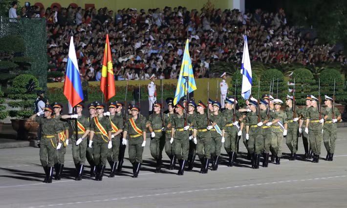 Khối quân nhân Nga, Lào, Campuchia tổng hợp luyện diễu binh, diễu hành lần 2 tại Quảng trường Ba Đình, Hà Nội.