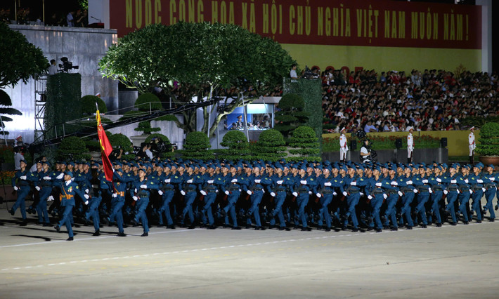 Sau khi đi qua lễ đài tại Quảng trường Ba Đình, các khối diễu binh, diễu hành chia thành nhiều hướng, đi qua các tuyến phố trung tâm TP Hà Nội.