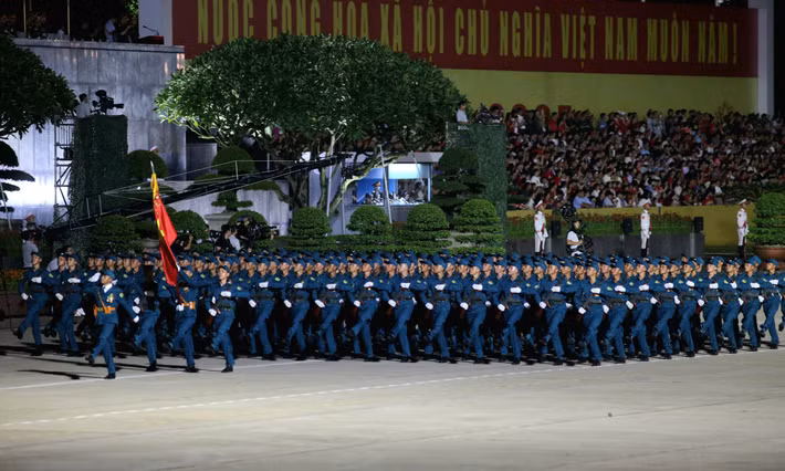 Sau khi đi qua lễ đài tại Quảng trường Ba Đình, các khối diễu binh, diễu hành chia thành nhiều hướng, đi qua các tuyến phố trung tâm TP Hà Nội.