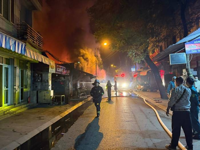 Ngay sau khi tiếp nhận thông tin, Trung tâm thông tin chỉ huy Công an TP đã khẩn trương điều động 5 xe chữa cháy cùng gần 30 cán bộ chiến sỹ thuộc Đội Cảnh sát CC&amp;CNCH khu vực số 12, số 13 và Phân đội số 2 thuộc Đội Cảnh sát CC&amp;CNCH khu vực số 12 - Phòng Cảnh sát PCCC&amp;CNCH Công an TP đến hiện trường để chữa cháy và cứu nạn cứu hộ.