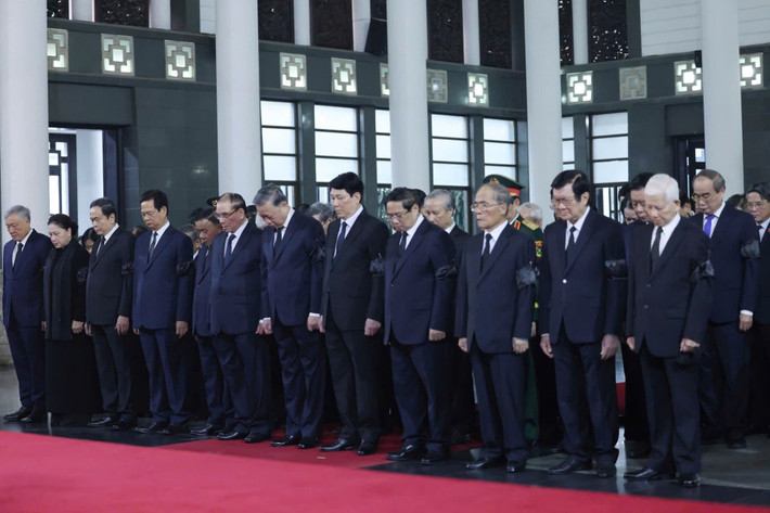 Tham gia đoàn có Chủ tịch nước Lương Cường; Thủ tướng Phạm Minh Chính; Chủ tịch Quốc hội Trần Thanh Mẫn; nguyên Tổng Bí thư Nông Đức Mạnh; nguyên Chủ tịch nước Nguyễn Minh Triết, Trương Tấn Sang; nguyên Thủ tướng Nguyễn Tấn Dũng; nguyên Chủ tịch Quốc hội Nguyễn Sinh Hùng, Nguyễn Thị Kim Ngân. Vòng hoa của Đoàn mang dòng chữ: Vô cùng thương tiếc đồng chí Trần Đức Lương. Sau khi thắp hương, đoàn dành một phút mặc niệm và đi vòng quanh linh cữu tưởng nhớ nguyên Chủ tịch nước Trần Đức Lương.