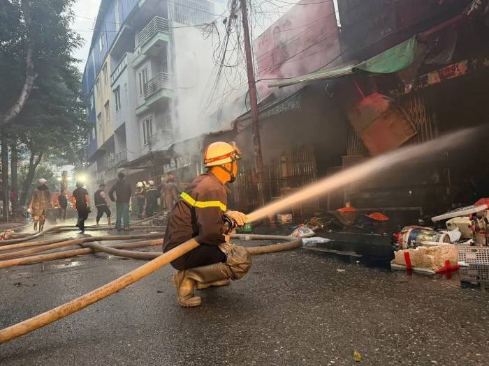 Chỉ huy chữa cháy đã khẩn trương chỉ đạo khai thác các nguồn nước xung quanh, triển khai nhiều mũi tấn công chống cháy lan, tiếp cận vào gốc lửa để dập tắt đám cháy. Đồng thời chính quyền địa phương huy động máy xúc phá dỡ cấu kiện sụp đổ, mở lối cho lực lượng Cảnh sát PCCC&amp;CNCH tiếp cận tổ chức dập tắt đám cháy. Các đơn vị công an phường, lực lượng an ninh cơ sở nhanh chóng phân luồng giao thông, bảo đảm an ninh trật tự hỗ trợ lực lượng Cảnh sát PCCC&amp;CNCH thực hiện nhiệm vụ.