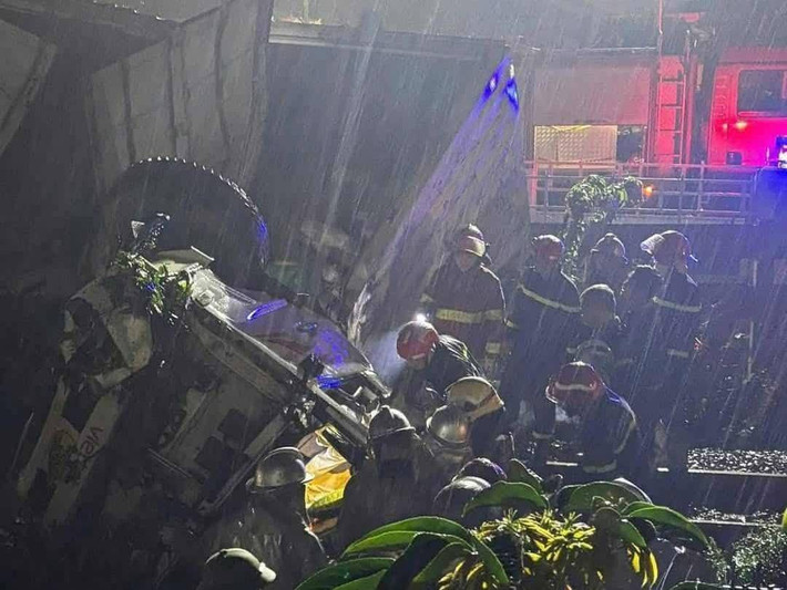 Cú tông mạnh khiến ô tô tải bị kéo lê đoạn dài. Tại hiện trường, thùng xe tải bẹp rúm, chắn ngang đường sắt.