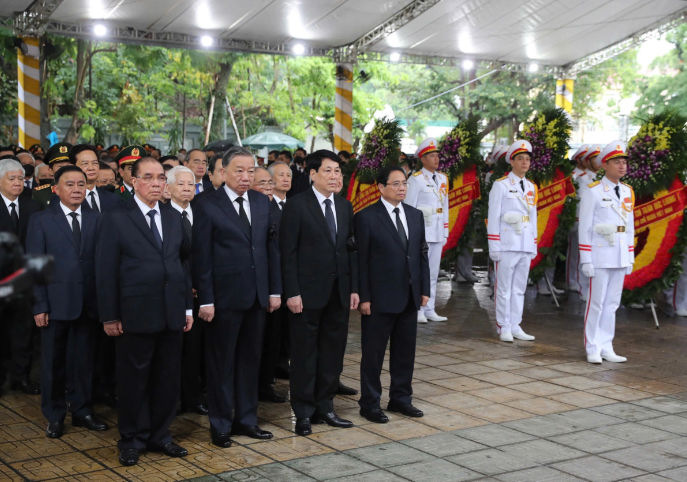 Sau đoàn gia quyến là đoàn Ban Chấp hành Trung ương Đảng do Tổng Bí thư Tô Lâm dẫn đầu vào viếng nguyên Chủ tịch nước Trần Đức Lương.