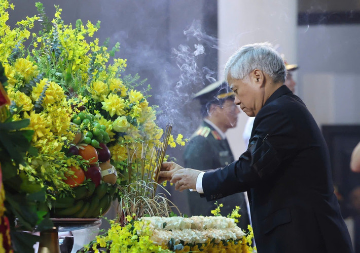 Chủ tịch Ủy ban Trung ương MTTQ Việt Nam Đỗ Văn Chiến dâng hương viếng nguyên Chủ tịch nước Trần Đức Lương.