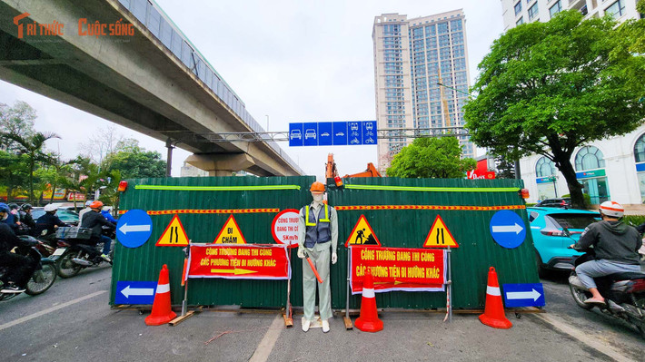 Dù phương án thi công theo từng giai đoạn nhằm hạn chế tác động, nhưng thực tế cho thấy, với đặc thù là tuyến huyết mạch, chỉ cần một điểm thắt cũng đủ gây ùn tắc diện rộng.