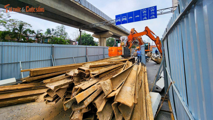 Đoạn từ nút giao Nguyễn Trãi - Vũ Trọng Phụng đến cầu bộ hành phía trước Trường Đại học Khoa học xã hội và Nhân văn (dài 317m), nhà thầu rào chắn di động, thi công cuốn chiếu theo từng phân đoạn dài 10m, rộng 4m. Bề rộng mặt đường còn lại khoảng 16-18m.