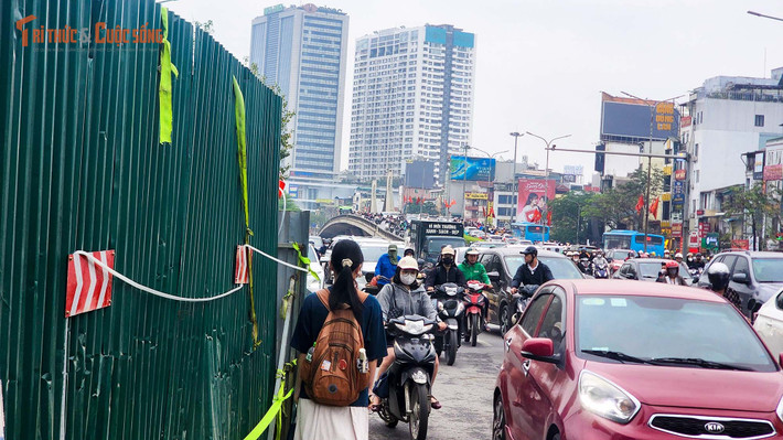 Khi mặt đường bị thu hẹp đáng kể do “lô cốt” công trình chống ngập chiếm dụng gần 2 làn xe, áp lực giao thông lập tức gia tăng, gây ùn tắc dây chuyền sang các tuyến kết nối.