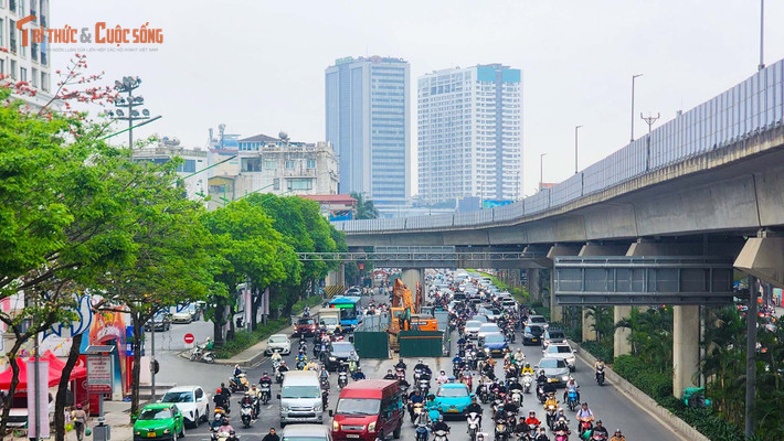 Người và phương tiện di chuyển những vị trí này gặp rất nhiều khó khăn, nhất là vào giờ cao điểm.