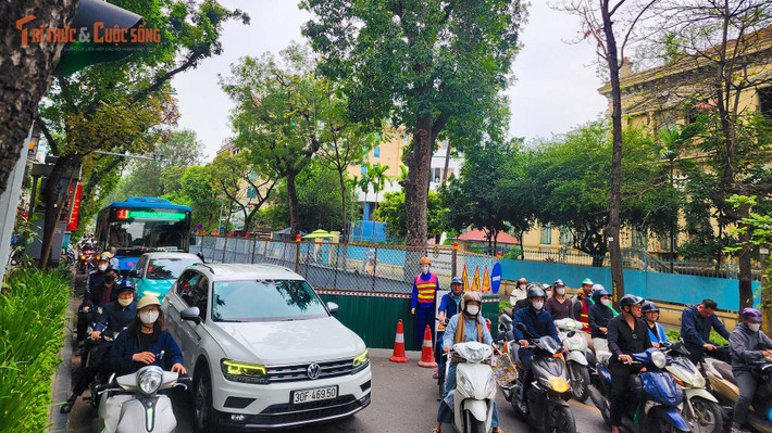 Tình trạng ùn ứ không chỉ xảy ra ở đường Nguyễn Trãi, mà tại đường Quang Trung (phường Cửa Nam, Hà Nội) cũng cùng chung hoàn cảnh. Lô cốt rào chắn, chiếm dụng hơn 1/3 lòng đường Quang Trung khiến giao thông ùn tắc kéo dài vào giờ cao điểm.