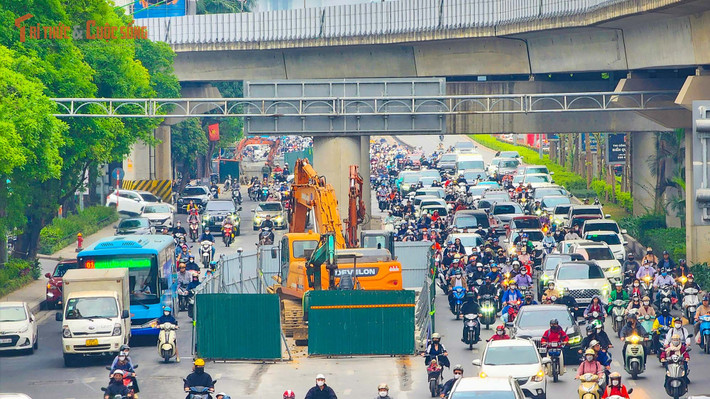 Để thực hiện các dự án chống ngập khẩn cấp, Sở Xây dựng Hà Nội vừa thông báo phương án phân luồng, bảo đảm an toàn giao thông phục vụ thi công từ 15/3 đến hết ngày 31/5. Trong đó, hàng loạt tuyến đường, tuyến phố tại các khu vực phường Hoàn Kiếm, Cửa Nam, Thanh Xuân... bị rào chắn phục vụ thi công.