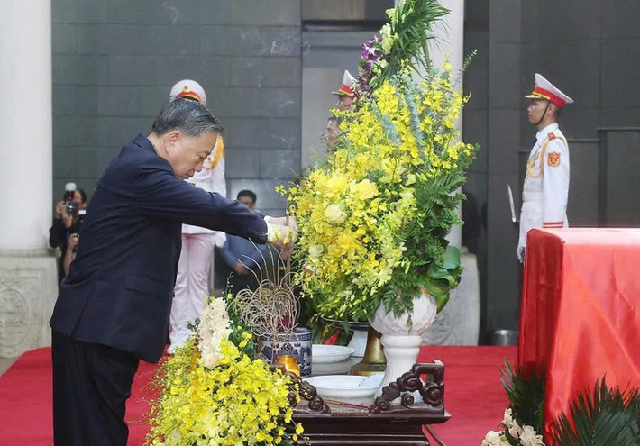 Ghi sổ tang, Tổng Bí thư Tô Lâm bày tỏ vô cùng thương tiếc nguyên Chủ tịch nước Trần Đức Lương, "người đảng viên cộng sản trung kiên, nhà lãnh đạo tận tụy, mẫu mực, người con ưu tú của quê hương Quảng Ngãi anh hùng, giàu truyền thống cách mạng". "Đồng chí Trần Đức Lương đã cống hiến trọn đời cho sự nghiệp cách mạng của Đảng và dân tộc. Trên mọi cương vị công tác, đồng chí luôn thể hiện bản lĩnh chính trị vững vàng, phẩm chất đạo đức trong sáng, có phương pháp làm việc khoa học, tận tụy; có lối sống giản dị, khiêm tốn, gần gũi với đồng chí, anh em, nhân dân..., được đồng chí, anh em, bạn bè và nhân dân kính trọng", Tổng Bí thư Tô Lâm viết.