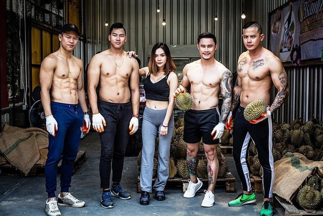 Trai dep 6 mui coi tran ban sau rieng gay xon xao khap pho-Hinh-2