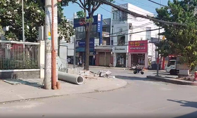 Can canh duong Chuong Duong sap duoc cai tao cong thoat nuoc, via he-Hinh-3