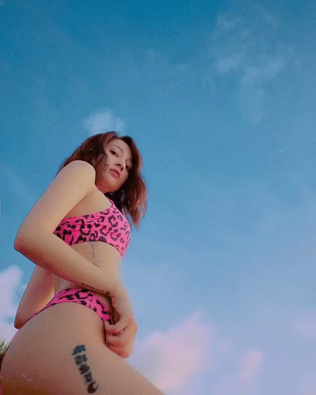 Bao Anh khoe vong ba cang may voi bikini hoa tiet da bao-Hinh-2