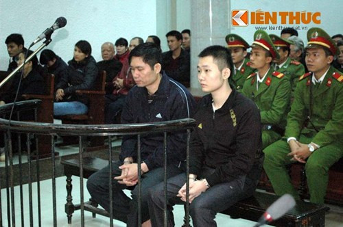 Bị cáo Tường và Khánh tại phiên tòa xét xử ngày 5/12. Bị cáo Tường và Khánh tại phiên tòa xét xử ngày 5/12.