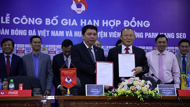 Vì sao Vingroup trả lương cho HLV Park Hang Seo? Vi sao Vingroup tra luong cho HLV Park Hang Seo?
