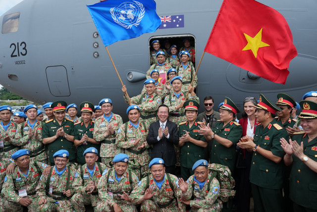 Chủ tịch nước tiễn 63 chiến sĩ mũ nồi xanh thực hiện nhiệm vụ gìn giữ hòa bình - Hình 2 Chu tich nuoc tien 63 chien si mu noi xanh thuc hien nhiem vu gin giu hoa binh-Hinh-2