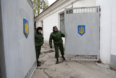 Hai người đứng canh gác bên ngoài cổng của một bênh viện quân đội ở Simferopol hôm 10/3. Hai người đứng canh gác bên ngoài cổng của một bênh viện quân đội ở Simferopol hôm 10/3.