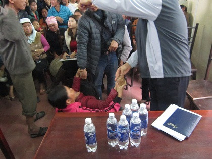 Bác Nguyễn Thị Viền quỳ xuống cầu xin cán bộ huyện thả con trai là Vũ Văn Huề (đang bị tạm giam ở công an huyện vì quay clip dân khiêng người đến trụ sở UBND xã). Bác Nguyễn Thị Viền quỳ xuống cầu xin cán bộ huyện thả con trai là Vũ Văn Huề (đang bị tạm giam ở công an huyện vì quay clip dân khiêng người đến trụ sở UBND xã).