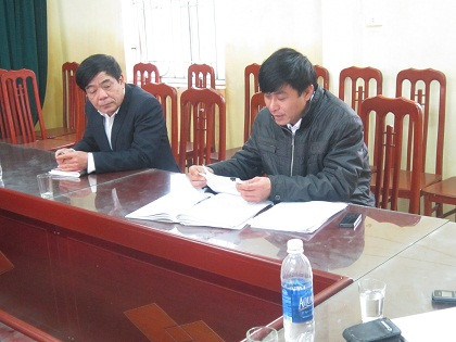 Ông Hoàng Bá Long, chủ tịch xã Xuân Dương (phải) đang báo cáo với đoàn kiểm tra. Ông Hoàng Bá Long, chủ tịch xã Xuân Dương (phải) đang báo cáo với đoàn kiểm tra.