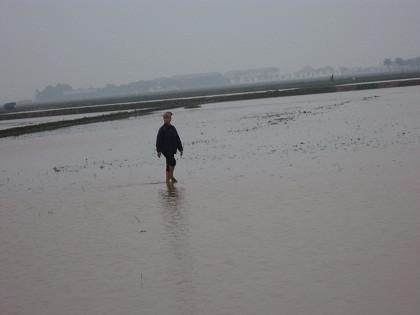 Cùng một mảnh ruộng mà có nơi thì ngập sâu. Cùng một mảnh ruộng mà có nơi thì ngập sâu.