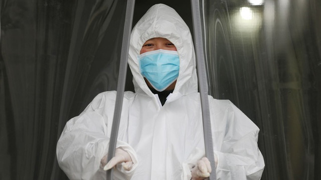 Khẩu trang - từ miếng gạc y tế đến vật bất ly thân sau vụ virus corona Khau trang - tu mieng gac y te den vat bat ly than sau vu virus corona