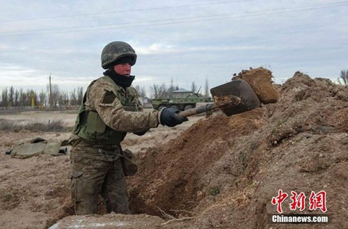 Binh lính Ukraine tích cực đào hào ở biên giới miền đông giáp với Nga. Binh lính Ukraine tích cực đào hào ở biên giới miền đông giáp với Nga.