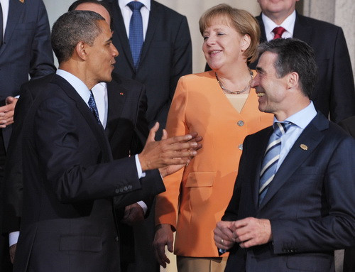 Tổng thống Obama, Thủ tướng Đức Merkel và Tổng thư ký NATO Anders Fogh Rasmussen trò chuyện cùng nhau. Tổng thống Obama, Thủ tướng Đức Merkel và Tổng thư ký NATO Anders Fogh Rasmussen trò chuyện cùng nhau.