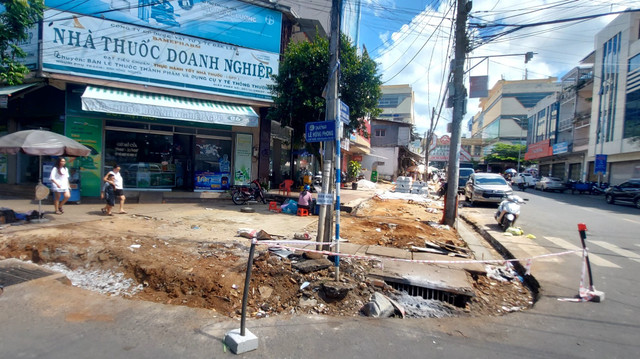 Đắk Lắk: Vì sao Công ty DNS trúng nhiều gói thầu lát đá vỉa hè? Dak Lak: Vi sao Cong ty DNS trung nhieu goi thau lat da via he?