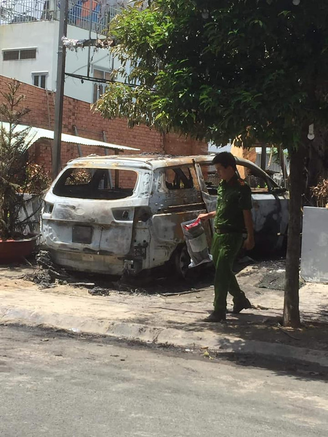 Ném bom xăng đốt ô tô ở quán cà phê lúc rạng sáng - Hình 2 Nem bom xang dot o to o quan ca phe luc rang sang-Hinh-2