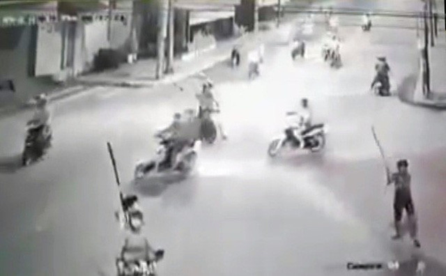 Bắt đối tượng trong nhóm giang hồ trực tiếp vác mã tấu chém dân phòng - Hình 2 Bat doi tuong trong nhom giang ho truc tiep vac ma tau chem dan phong-Hinh-2