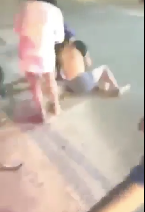 Nữ sinh ở Sài Gòn bị nhóm nữ đánh hội đồng kéo tụt áo trên đường Nu sinh o Sai Gon bi nhom nu danh hoi dong keo tut ao tren duong