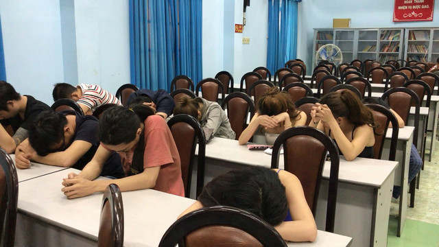 Gần 100 dân chơi tổ chức phê ma tuý trong quán bar 141 ở Sài Gòn - Hình 2 Gan 100 dan choi to chuc phe ma tuy trong quan bar 141 o Sai Gon-Hinh-2