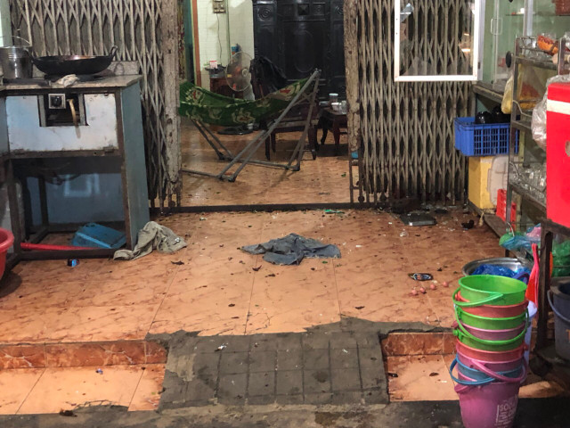 Đòi nợ không thành nhóm giang hồ đập phá quán nhậu, đánh chủ quán - Hình 2 Doi no khong thanh nhom giang ho dap pha quan nhau, danh chu quan-Hinh-2