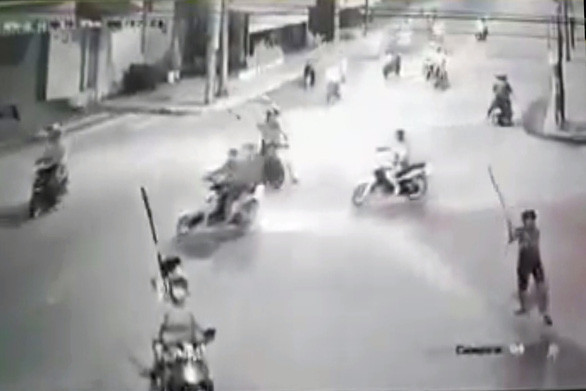Nhóm giang hồ cầm mã tấu đi hỗn chiến, tấn công cả dân phòng Nhom giang ho cam ma tau di hon chien, tan cong ca dan phong