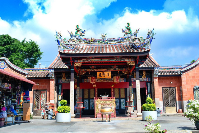 Ớn lạnh đền Rắn độc ngang nhiên di chuyển xung quanh du khách On lanh den Ran doc ngang nhien di chuyen xung quanh du khach
