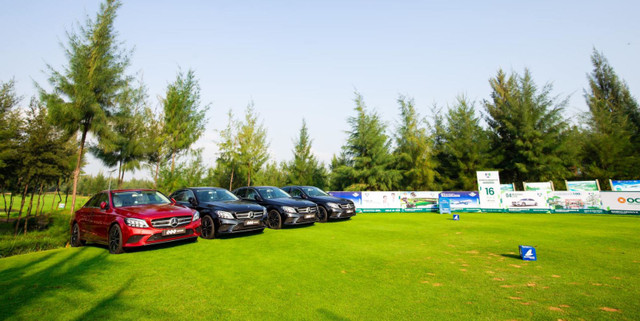 Golfer nhận thưởng 4 chiếc Mercedes vì đánh 1 gậy vào lỗ - Hình 2 Golfer nhan thuong 4 chiec Mercedes vi danh 1 gay vao lo-Hinh-2