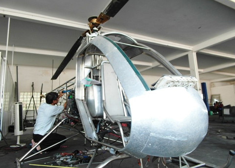 Bùi Hiển - người thương binh lục tuần vẫn ngày ngày mày mò chế tạo trực thăng để thế hệ con cháu mai sau noi gương mà học hỏi niềm đam mê của mình. Bùi Hiển - người thương binh lục tuần vẫn ngày ngày mày mò chế tạo trực thăng để thế hệ con cháu mai sau noi gương mà học hỏi niềm đam mê của mình.