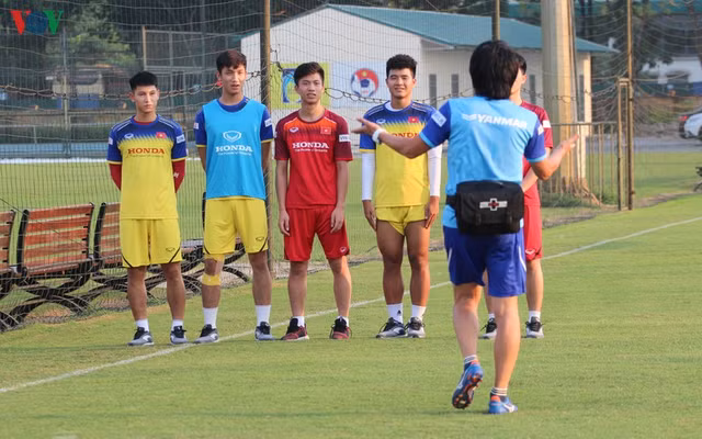 Nhung hinh anh vui ve treu dua cua cac cau thu Ha Duc Chinh, Phan Van Duc voi bac si Choi-Hinh-2