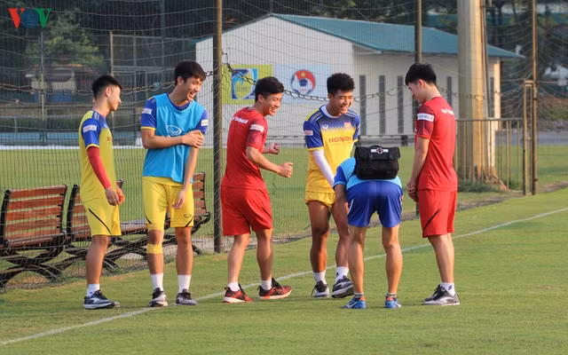 Nhung hinh anh vui ve treu dua cua cac cau thu Ha Duc Chinh, Phan Van Duc voi bac si Choi-Hinh-5