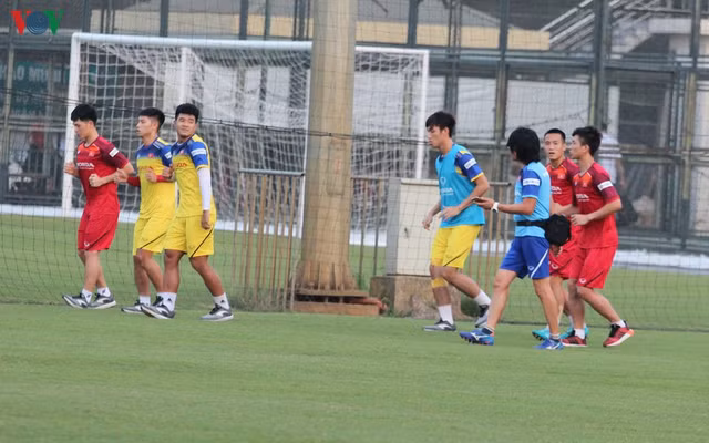 Nhung hinh anh vui ve treu dua cua cac cau thu Ha Duc Chinh, Phan Van Duc voi bac si Choi-Hinh-10
