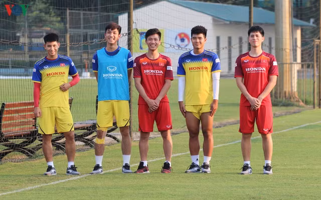 Nhung hinh anh vui ve treu dua cua cac cau thu Ha Duc Chinh, Phan Van Duc voi bac si Choi