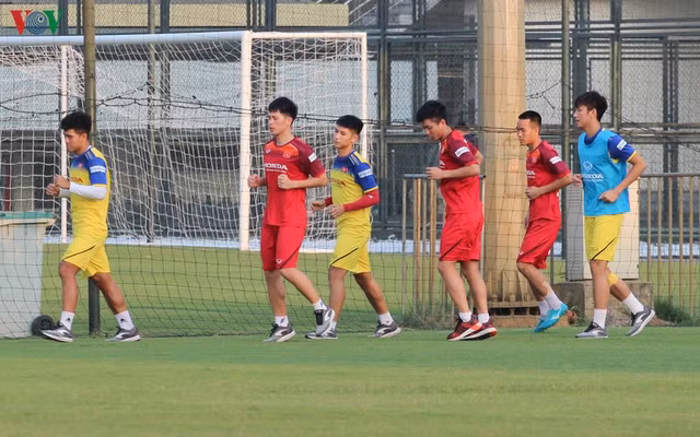 Nhung hinh anh vui ve treu dua cua cac cau thu Ha Duc Chinh, Phan Van Duc voi bac si Choi-Hinh-9